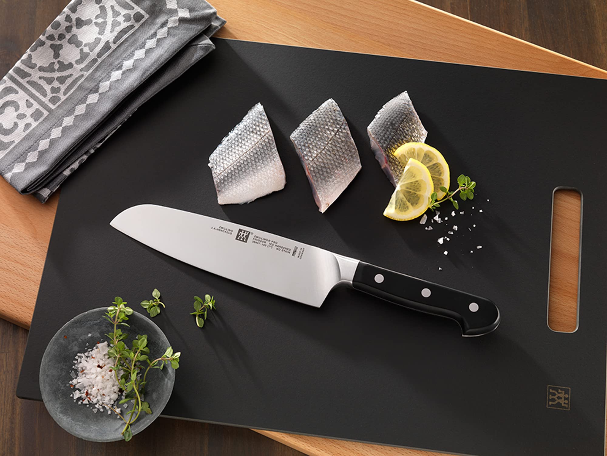 Amazon｜ZWILLING Pro 三徳 包丁 18cm 38407-181｜三徳包丁 オンライン通販